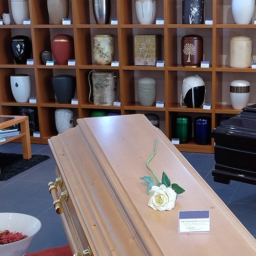 Urnenausstellung mit Sarg im Bestattungshaus