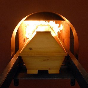 Sarg fährt in den Ofen eines Krematoriums ein und fängt Feuer