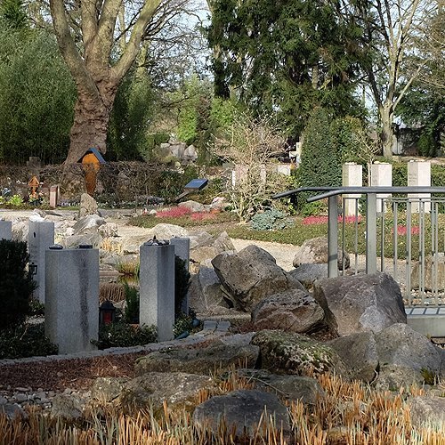 Gemeinschaftsgrabanlage aus einzelnen Grabsteinen an einem Teich