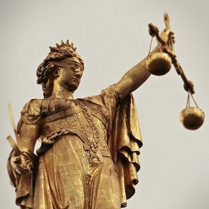 Justitia-Statue mit verbundenen Augen und Waage in der Hand