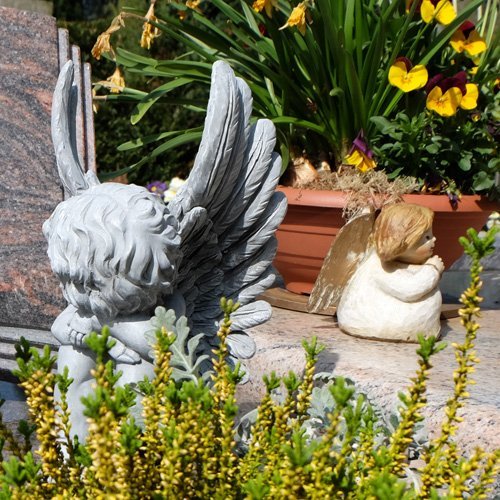 Engel und Blumen als Schmuck auf einer Grabstelle