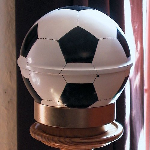 Urne in Form eines Fußballs